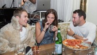 Bersama Braun Scott, yang merupakan salah satu produser musik ternama. Dirinya tampak akrab makan malam ditemani pizza hingga champagne.Foto: Instagram @justinbieber