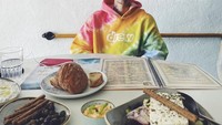 Sering mengunjungi berbagai restoran mewah. Justin pamer menu makan siangnya, yang berisi roti, salad sampai buah zaitun. Foto: Instagram @justinbieber