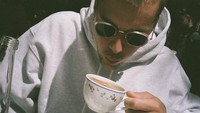 Ngopi di salah satu kafe klasik dengan aneka cake sampai cookies, jadi cara pelantun lagu ’STAY’ ini untuk bersantai dari kesibukannya. Foto: Instagram @justinbieber