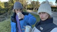 Bersama sang istri yaitu Hailey Bieber, dirinya merayakan tahun baru dengan minum kopi di kampung halamannya, yaitu Kanada. Foto: Instagram @justinbieber