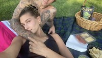 Menikah sejak tahun 2018, dirinya selalu menampilkan momen romantis dengan sang istri. Salah satunya makan siang dengan tema piknik. Foto: Instagram @justinbieber