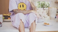 Terakhir ini momen Justin ketika bersantai di rumah. Ia menikmati kopi dengan roti, dan aneka buah sebagai menu sarapannya.  Foto: Instagram @justinbieber
