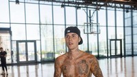 Bintang sekaligus penyanyi ternama Justin Bieber datang dengan kabar mengejutkan. Setelah dirinya memutuskan untuk menunda rangkaian tur konsernya, karena menderita Ramsay Hunt Syndrome yang membuat wajahnya lumpuh sebelah. Foto: Instagram @justinbieber