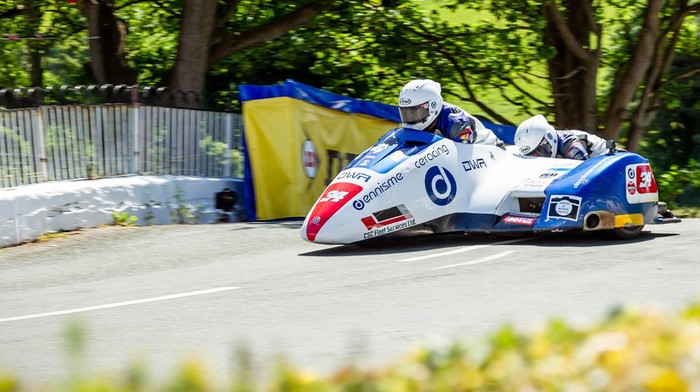 Kabar duka datang dari ajang balap motor Isle of Man TT. Seorang Ayah dan anak meninggal dunia karena terlibat kecelakaan saat tengah membalap.