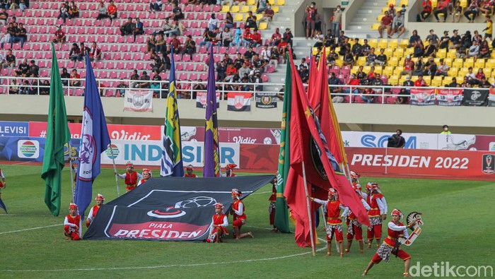Parade tarian memeriahkan pembukaan Piala Presiden di Stadion Manahan, Solo, Jawa Tengah, Sabtu (11/6/2022).
