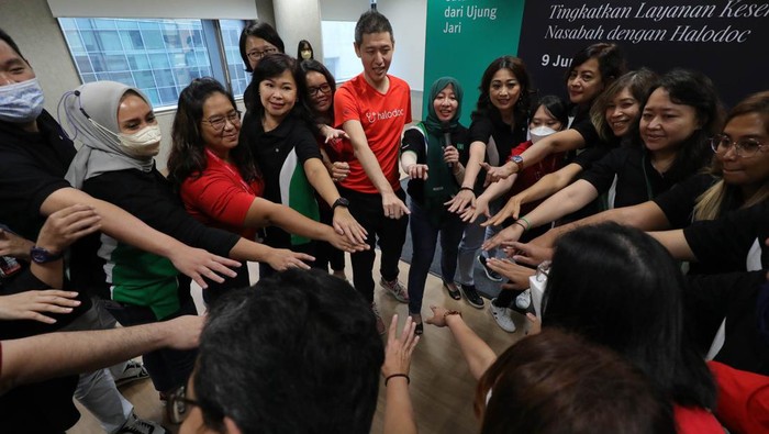 CEO & Co-founder Halodoc Jonathan Sudharta berbicara dalam seremoni pengukuhan kerja sama kedua perusahaan. Sejak November 2021 Halodoc dipercaya menjadi Third Party Administrator terkait rawat inap maupun rawat jalan bagi nasabah Manulife Indonesia, Kamis 9 Juni 2022.