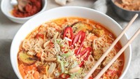 Penggunaan jamur sangat serba guna dalam masakan, termasuk jadi topping mie kuah yang pedas ini. Kamu bisa membuatnya dalam versi santan yang gurih. Jenis jamur yang dipakai biasanya champignon. Kalau mau bikin, ini dia resepnya. Foto: iStock