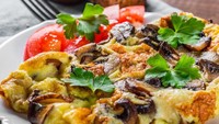 Rekomendasi resep jamur selanjutnya adalah omelet jamur fluffy yang cocok jadi menu sarapan. Bahannya gampang didapat seperti mentega, jamur kancing/shitake, dan keju cheddar. Cara membuatnya ada di resep ini. Foto: iStock