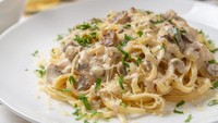 Saus jamur banyak difavoritkan sebagai paduan pasta. Kamu bisa coba membuatnya di rumah dengan paduan susu, keju, hingga rempah. Bahan lainnya bisa dilihat di resep ini. Foto: iStock 