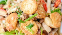 Resep tumisan jamur yang tak kalah enak adalah tumis tofu dan jamur saus tauco. Jamur yang bisa dipakai shimeji cokelat agar istimewa. Bumbunya pakai minyak wijen, bawang putih, hingga cabe merah. Ini dia cara bikinnya. Foto: iStock 