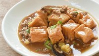 Jamur enak dijadikan tumisan, apa lagi dikombinasikan bersama daging ayam dan tahu. Bumbunya memakai bawang putih, kecap, dan kaldu jamur yang memberikan rasa gurih umami. Yuk, bikin tumis tahu ayam dan jamur shitake pakai resep ini. Foto: iStock
