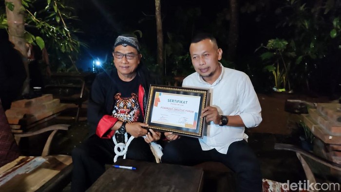 Para seniman yang berasal dari berbagai kabupaten dan kota di Jawa Timur bertemu dengan Kepala Staf Kepresidenan Dr Moeldoko. Mereka memohon bantuan percepatan pengajuan Reog Ponorogo sebagai intangible cultural heritage atau warisan budaya tak benda (WBTB) dunia.