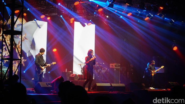 Konser 30 tahun Dewa 19 di Hotel Santika Medan