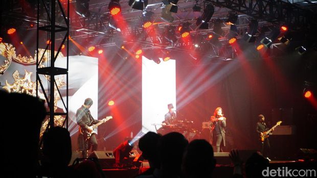 Konser 30 tahun Dewa 19 di Hotel Santika Medan