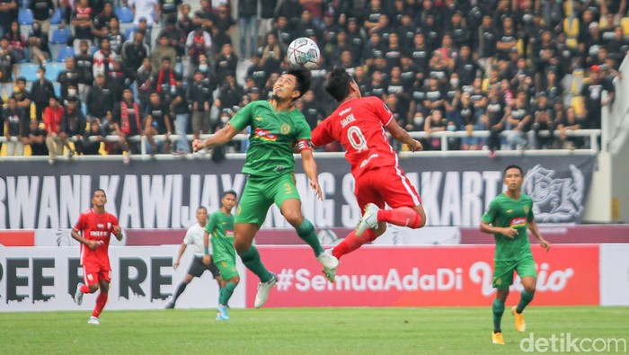 Laga pembuka Piala Presiden 2022 antara Persis Solo vs PSS Sleman di Stadion Manahan, Solo, Sabtu (11/6/2022).