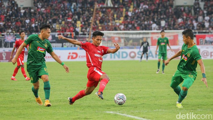 Pertandingan pembuka Piala Presiden 2022 mempertemukan tuan rumah Persis Solo dengan PSS Sleman di Stadion Manahan, Solo, Jawa Tengah, Sabtu (11/6/2022). Laga Berakhir dengan skor kacamata.