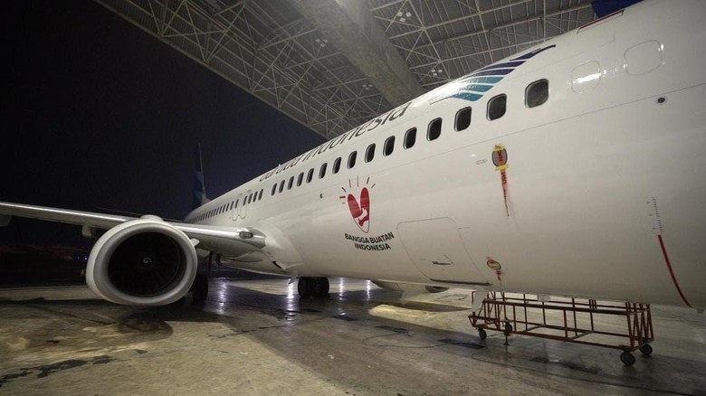 Logo Bangga Buatan Indonesia di GIA Maskapai nasional Garuda Indonesia secara berkelanjutan terus memperkuat komitmennya dalam mendukung pengembangan sektor UMKM dan produk dalam negeri dimana salah satunya diwujudkan melalui peluncuran livery branding logo Bangga Buatan Indonesia yang dipasang pada salah satu armada Boeing 737-800 NG bernomor registrasi PK-GMV.