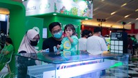 Pengunjung bisa datang ke pameran LRT di hari Senin-Jumat pukul 15.30-22.00 WIB atau Sabtu-Minggu pukul 10.00-22.00 WIB. Pengunjung diwajibkan sudah vaksin minimal dua dosis dan selali mengikuti protokol kesehatan yang berlaku (dok. PT LRT Jakarta)