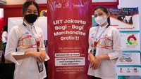 Pengunjung booth bisa mendapat merchandise exclusife gratis dari LRT Jakarta. Mulai dari tas kain, kalender, journal book hingga kaos dan topi. (dok. PT LRT Jakarta)