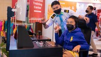 Masinis yang bertugas di booth akan mendampingi pengunjung. Ada pula tim Passenger Service Agent (PSA) LRTJ yang membantu mengenalkan lebih dekat LRT Jakata sebagai transportasi ramah publik di Jakara. (dok. PT LRT Jakarta)