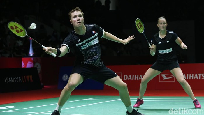 Melangkah ke Final Indonesia Masters, Begini Aksi Pasangan Ganda Prancis Ganda campuran Prancis, Thom Gicquel/Delphine Delrue melawan wakil Thailand Supak Jumkoh/Supissara Paewsampran di Istora Gelora Bung Karno, Senayan, Jakarta (11/6/2022).