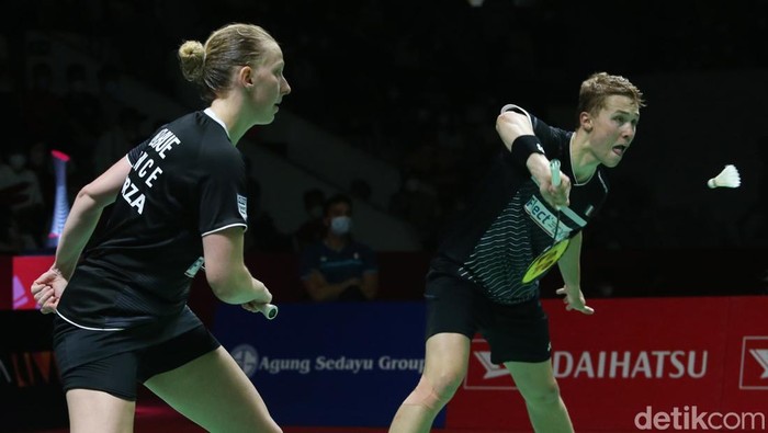 Melangkah ke Final Indonesia Masters, Begini Aksi Pasangan Ganda Prancis Ganda campuran Prancis, Thom Gicquel/Delphine Delrue melawan wakil Thailand Supak Jumkoh/Supissara Paewsampran di Istora Gelora Bung Karno, Senayan, Jakarta (11/6/2022).
