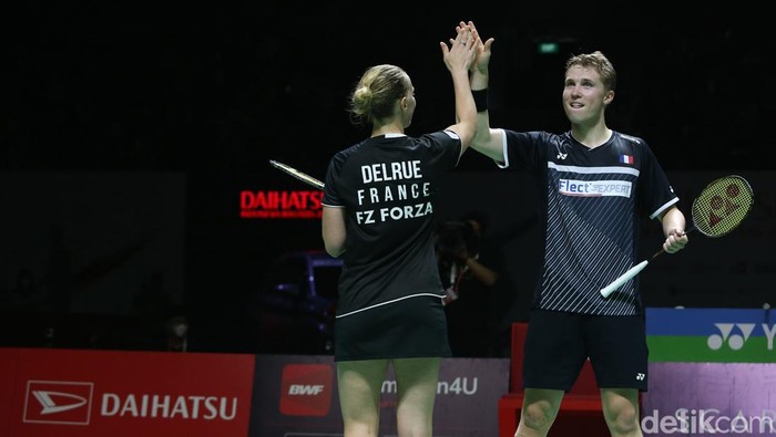 Melangkah ke Final Indonesia Masters, Begini Aksi Pasangan Ganda Prancis Ganda campuran Prancis, Thom Gicquel/Delphine Delrue melawan wakil Thailand Supak Jumkoh/Supissara Paewsampran di Istora Gelora Bung Karno, Senayan, Jakarta (11/6/2022).