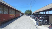 Pantauan detikBali di lokasi, Port Kodang sebenarnya sudah memiliki fasilitas yang cukup memadai dengan statusnya sebagai pelabuhan alternatif. Salah satu keunggulan paling kentara yakni dengan adanya dermaga, meskipun usianya sudah tidak lagi muda. Meski demikian, adanya dermaga ini menjadi keunggulan bagi Port Kodang. Sebab, penyeberangan di Pantai Sanur yang kerap ramai dilalui wisatawan hingga kini belum memiliki dermaga. 