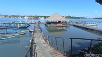 Untuk diketahui, fungsi Port Kodang sebagai pelabuhan alternatif sempat ditutup pada 2020 lalu gegara pandemi COVID-19. Saat ini, Port Kodang sudah dibuka lagi, namun situasinya sangat sepi akibat belum banyak kapal yang beroposisi. Beberapa kapal yang dulunya beroperasi sebelum pandemi COVID-19 juga nampak hanya terparkir begitu saja di dekat dermaga. 