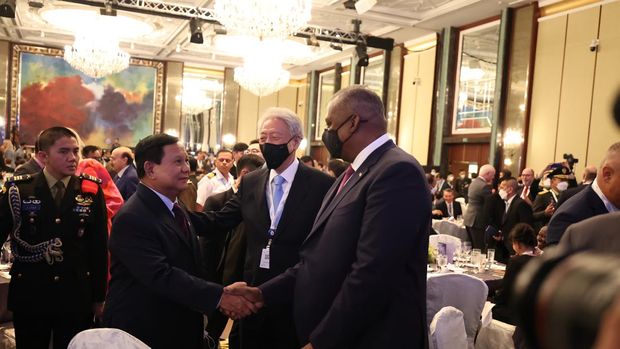Menteri Pertahanan RI Prabowo Subianto berbincang akrab dengan beberapa pemimpin dunia di acara International Institute for Strategic Studies (IISS) Shangri-La Dialogue 2022 19th Asia Security Summit.