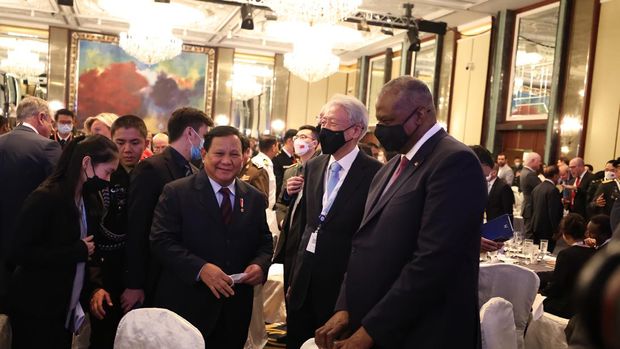 Menteri Pertahanan RI Prabowo Subianto berbincang akrab dengan beberapa pemimpin dunia di acara International Institute for Strategic Studies (IISS) Shangri-La Dialogue 2022 19th Asia Security Summit.