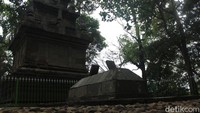 Hal tersebut dibuktikan dengan adanya situs peninggalan agama Hindu yakni Candi Cangkuang. Uniknya, tepat di samping candi tersebut, terdapat sebuah makam yang diyakini merupakan tempat peristirahatan terakhir Arif Muhammad, salah satu panglima perang kerajaan Mataram, sekaligus tokoh penyebar agama Islam di Kabupaten Garut.
