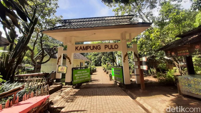 Menyelami Indahnya Toleransi di Kampung Pulo Garut Ada sebuah kampung adat yang mengajarkan toleransi di Kabupaten Garut, Jawa Barat. Sejarah kebersamaan agama Islam dan Hindu hidup abadi di sana.