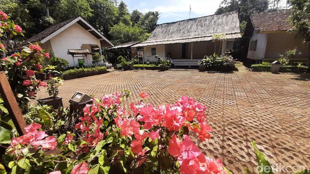 Ada sebuah kampung adat yang mengajarkan toleransi di Kabupaten Garut, Jawa Barat. Sejarah kebersamaan agama Islam dan Hindu hidup abadi di sana.