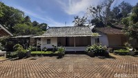 7 unit bangunan yang ada di sana diketahui merupakan representasi dari anak-anak Arif Muhammad. Terdiri dari 6 perempuan yang disimbolkan dengan rumah, serta 1 anak lelaki yang ditandai dengan sebuah bangunan masjid.