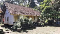 Perkampungan adat Kampung Pulo ini hingga kini masih eksis. Ada sekitar 21 orang warga yang masih tinggal di sana. Satu hal lainnya yang unik, para pewaris rumah yang ada di sana adalah anak perempuan. Sebab, anak lelaki yang sudah menikah di sana, wajib merantau ke luar daerah.