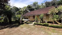 Beragam mitos di sana masih lestari hingga kini dan dipercaya masyarakat setempat. Salah satunya, adalah mitos larangan menabuh gong dengan ukuran besar. Selain itu, mitos tidak diperkenankannya memelihara binatang berkaki empat macam sapi dan domba di sana juga masih dipercayai. Selain itu, ada banyak mitos lain yang hingga kini masih dipercayai oleh masyarakat di Kampung Pulo. Di antaranya adalah larangan berziarah di hari selasa, hingga larangan untuk mengurangi atau menambah bangunan di sana.