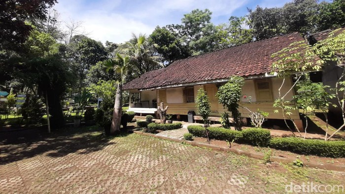 Ada sebuah kampung adat yang mengajarkan toleransi di Kabupaten Garut, Jawa Barat. Sejarah kebersamaan agama Islam dan Hindu hidup abadi di sana.