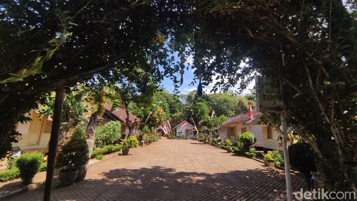 Ada sebuah kampung adat yang mengajarkan toleransi di Kabupaten Garut, Jawa Barat. Sejarah kebersamaan agama Islam dan Hindu hidup abadi di sana.