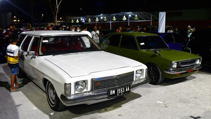 Mobil-mobil Klasik Meriahkan Hari Jadi Kota Madiun Pengunjung mengamati mobil klasik pada acara Custom Classic Automobile di Kota Madiun, Jawa Timur, Jumat (10/6/2022) malam. Kegiatan kontes mobil klasik tersebut diikuti sekitar 100 peserta dari sejumlah daerah di Jawa Timur dan Jawa Tengah.
