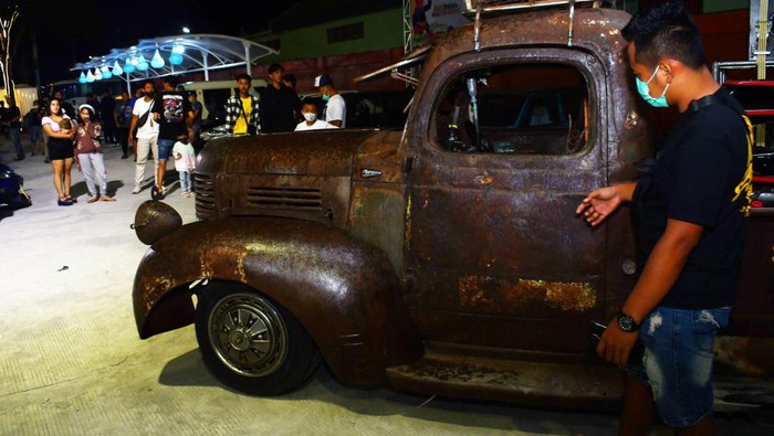 Mobil-mobil Klasik Meriahkan Hari Jadi Kota Madiun Pengunjung mengamati mobil klasik pada acara Custom Classic Automobile di Kota Madiun, Jawa Timur, Jumat (10/6/2022) malam. Kegiatan kontes mobil klasik tersebut diikuti sekitar 100 peserta dari sejumlah daerah di Jawa Timur dan Jawa Tengah.