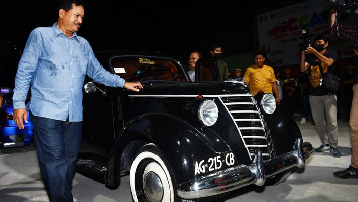 Mobil-mobil Klasik Meriahkan Hari Jadi Kota Madiun Pengunjung mengamati mobil klasik pada acara Custom Classic Automobile di Kota Madiun, Jawa Timur, Jumat (10/6/2022) malam. Kegiatan kontes mobil klasik tersebut diikuti sekitar 100 peserta dari sejumlah daerah di Jawa Timur dan Jawa Tengah.