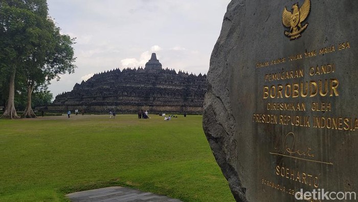 Monumen prasasti peresmian Candi Borobudur oleh Presiden ke-2 Soeharto.