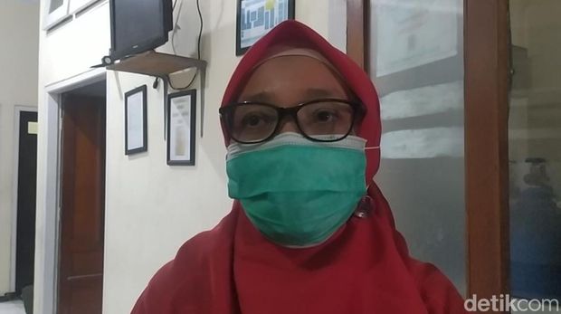 Puskesmas Bandar Kedung Mulyo Jombang yang memberikan oralit kedaluwarsa dan Kepala Puskesmas Bandar Kedung Mulyo Jombang.