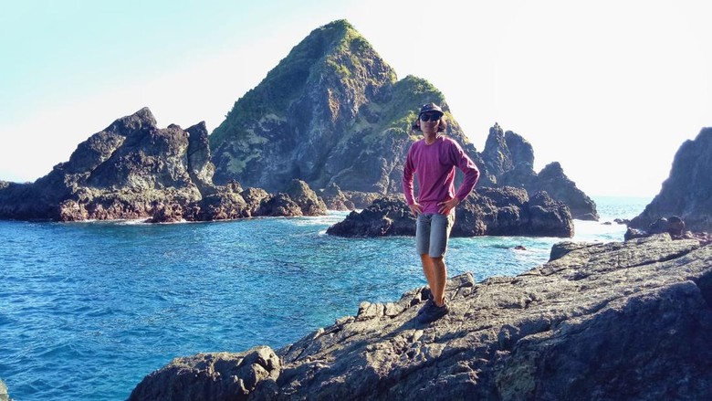 Pantai Orong Bukal di Desa Buwun Mas, Kecamatan Sekotong, Lombok Barat, yang saat ini menjadi primadona wisatawan lokal. Pantai Orong Bukal di Desa Buwun Mas, Kecamatan Sekotong, Lombok Barat, yang saat ini menjadi primadona wisatawan lokal.