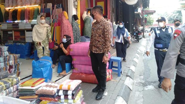 Pedagang kain di Pajak Ikan Lama Medan