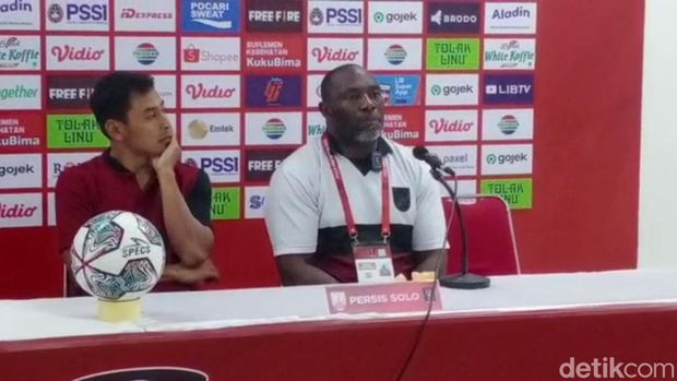 Pelatih Persis Solo Jacksen Ferreira Tiago usai laga perdana Piala Presiden 2022 lawan PSS Sleman di Stadion Manahan, Sabtu (11/6/2022).