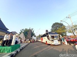 Haru Selimuti Pemberangkatan 337 Calon Jemaah Haji di Blitar