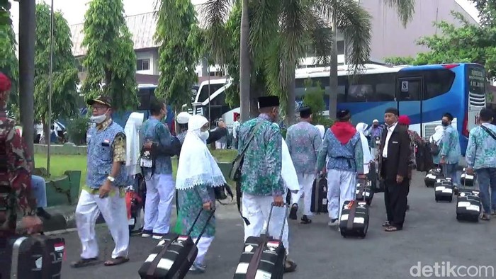 Pemberangkatan jemaah calon haji asal Klaten berangkat dari GOR Gelarsena, Klaten, Sabtu (11/6/2022).