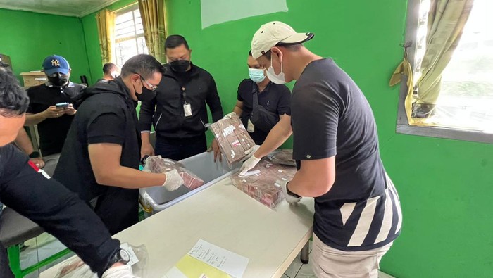 Penampakan uang miliaran rupiah yang disita polisi di kantor pusat Khilafatul Muslimin (Foto. dok istimewa)